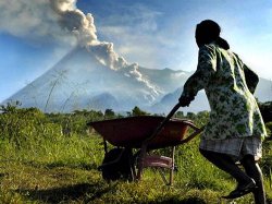 Число погибших от стихийных бедствий в Индонезии увеличилось до почти 800 человек