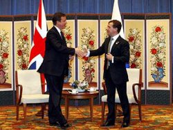 Медведеву, пригласившему в РФ премьера Британии, придется решать "вопрос Литвиненко"