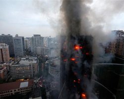 Во время пожара в высотке Шанхая погибло 42 человекf