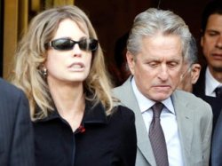 Суд не отдал бывшей жене Майкла Дугласа половину его гонораров