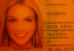 Росбергу в паспорт вклеили фото Бритни Спирс