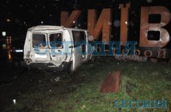 Микроавтобус врезался в стелу «Киев - город-герой»