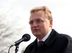 Мэр Львова требует от Кернеса не издеваться над украинскими памятниками