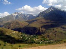 Таджикские власти закрывают "незаконные" мечети