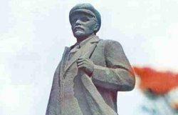 В Херсоне забросали краской памятник Ленину