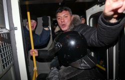 В России арестованы оппозиционеры Немцов и Яшин