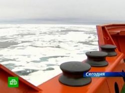 В Охотском море еще два судна попали в ледовый плен