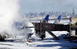 США продолжает заметать снегом: отменено 2 тыс. авиарейсов