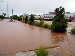 Угроза наводнения вызвала панику в австралийском Брисбене