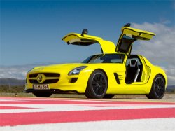 Mercedes начинает серийный выпуск "крылатого" электромобиля SLS AMG E-Cell