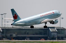 Самолет Air Canada попал в зону турбулентности, 15 пострадавших