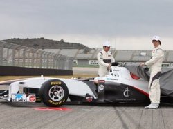 Команда Sauber F1 представила черно-белый болид для нового сезона