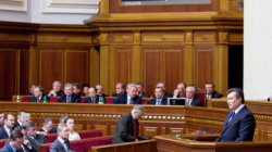 Верховная Рада продлила себе полномочия. Не забыли и про президента Януковича