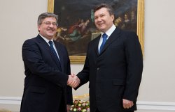Янукович и Коморовский подписали Дорожную карту