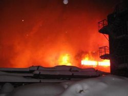 Восемь человек погибли при пожаре на складе в Перми