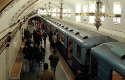 Два студента погибли в московском метро, катаясь на крыше поезда
