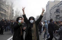 В столице Ирана царит хаос. Власти отключили Интернет и телефон