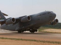 С борта самолета ВВС США изъят груз оружия и наркотиков