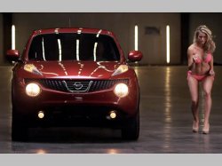Nissan использует привлекательных девушек в бикини, чтобы улучшить продажи своих автомобилей в США