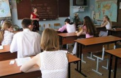 В Донецке закрывают украинскую школу. Родители грозят сжечь себя