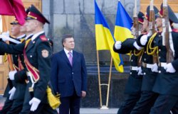 Янукович поздравил защитников Отечества с 23 февраля 