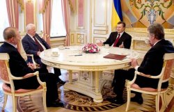 Янукович отметил годовщину с экс-президентами