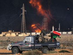 Войска Каддафи подорвали три нефтехранилища на востоке Ливии