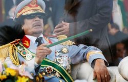 От Януковича требуют лишить Каддафи украинских наград 