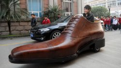 В Китае построили электромобиль из ботинка 