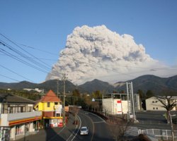 Бедствия японцев продолжаются: Проснулся вулкан Синмоэ