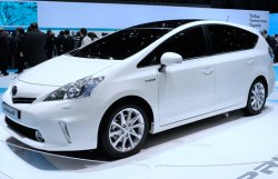 Toyota перенесла запуск универсала и минивэна Prius