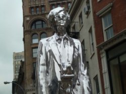 В Нью-Йорке появился памятник Энди Уорхоллу