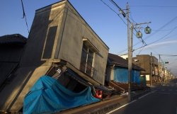 Новое землетрясение в Японии: с АЭС Фукусима эвакуируют людей