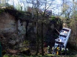 Крупное ДТП в Праге: автобус с пассажирами пробил заграждение, упал в овраг и перевернулся
