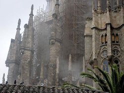 Подожжена главная святыня Барселоны: 1500 человек эвакуированы, есть пострадавшие