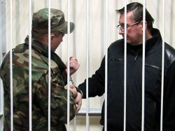 Суд оставил Луценко за решеткой до 26 мая