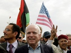 Американский сенатор Джон Маккейн прибыл в Бенгази для встречи с ливийскими повстанцами