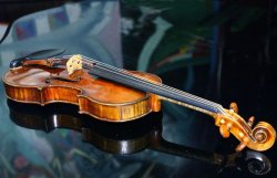 Японцы продадут скрипку Страдивари ради помощи пострадавшим 