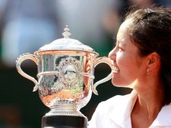 Китайская теннисистка впервые в истории выигрывает "золото" на чемпионате Roland Garros