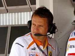 Команда Renault уволит спортивного директора