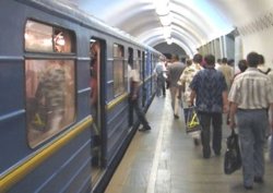 В киевском метро парень погиб, прыгнув под поезд, - очевидцы 