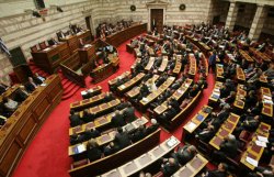 Непопулярные меры: парламент Греции принял программу экономии 