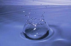 Физики создали воду, которая течет при -130 градусах 