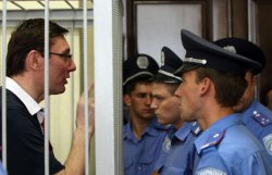Суд отказался перенести рассмотрение дела Луценко