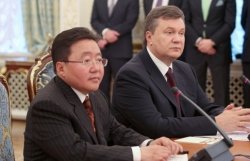 Президент Монголии наградил Януковича орденом Драгоценного жезла 