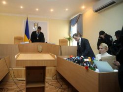 Суд отклонил все требования Тимошенко и удалил из зала её саму