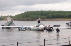Число жертв аварийной посадки Ан-24 в России возросло до семи 