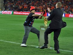 Евро-2012: Футбольных фанатов-нарушителей будут судить по ускоренной процедуре прямо на стадионах
