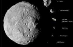 Зонд Dawn передал на землю снимки астероида Веста
