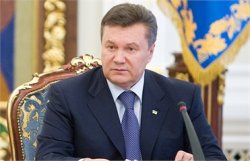 Янукович потребовал от Могилева не втягиваться в политику 